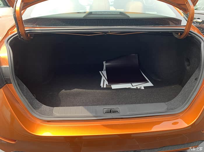 轩逸的后备箱容积560l,这跟suv比就稍显逊色了