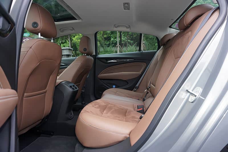 别克君威座椅包裹感强舒服