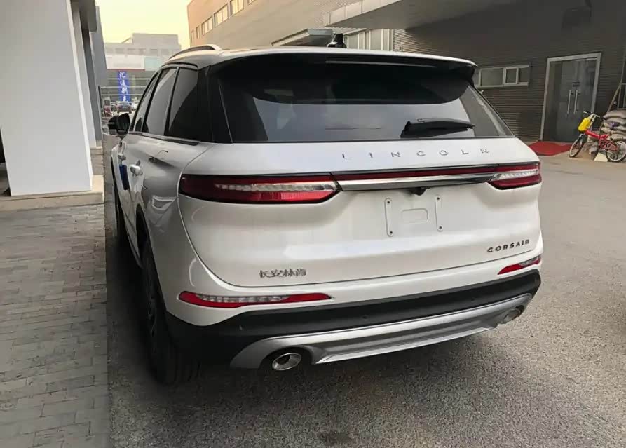 林肯英文车标以及两个排气管出口,车尾的气场十足