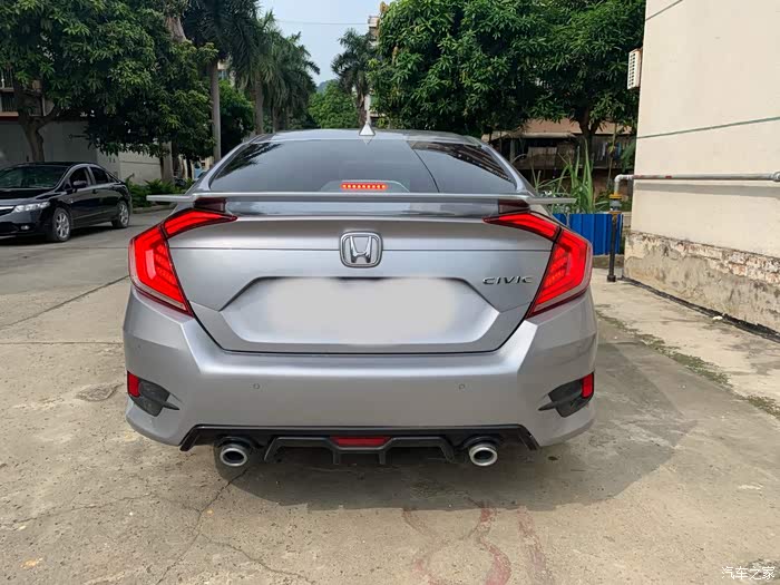 我看有的思域后尾灯是鱼骨的原车就有吗