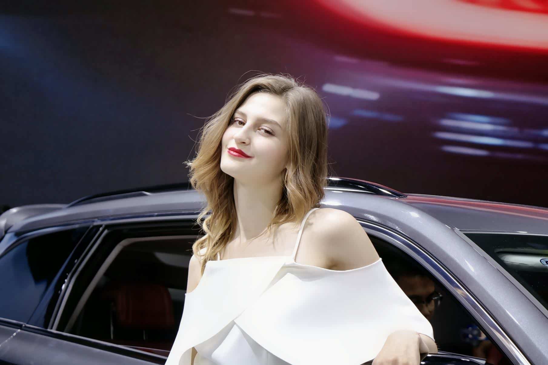 外国人车模可以哦,很多外国人可以看,哈哈