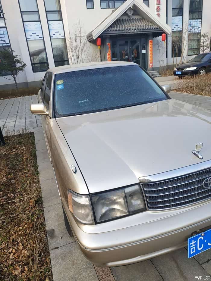 岁月如歌偶遇老款丰田皇冠