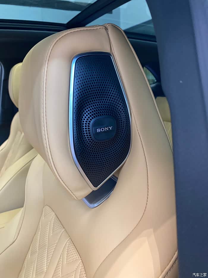 这个就很独特了,头枕音响,就像带耳机一样,就算旁边有人睡觉也不会