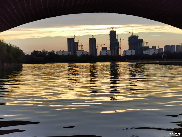 高唐隶属于山东的聊城市,在市区的中心地带有一个漂亮的北湖公园,我们