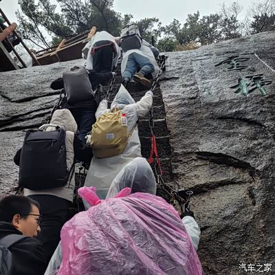 云梯,排队开爬,人很多,都喜欢刺激