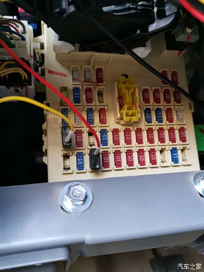 现代瑞纳安装隐藏式行车记录仪保险盒处安装教程汽车通用5