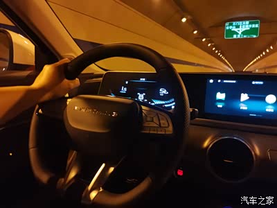 单手开车的男人,听说很帅气