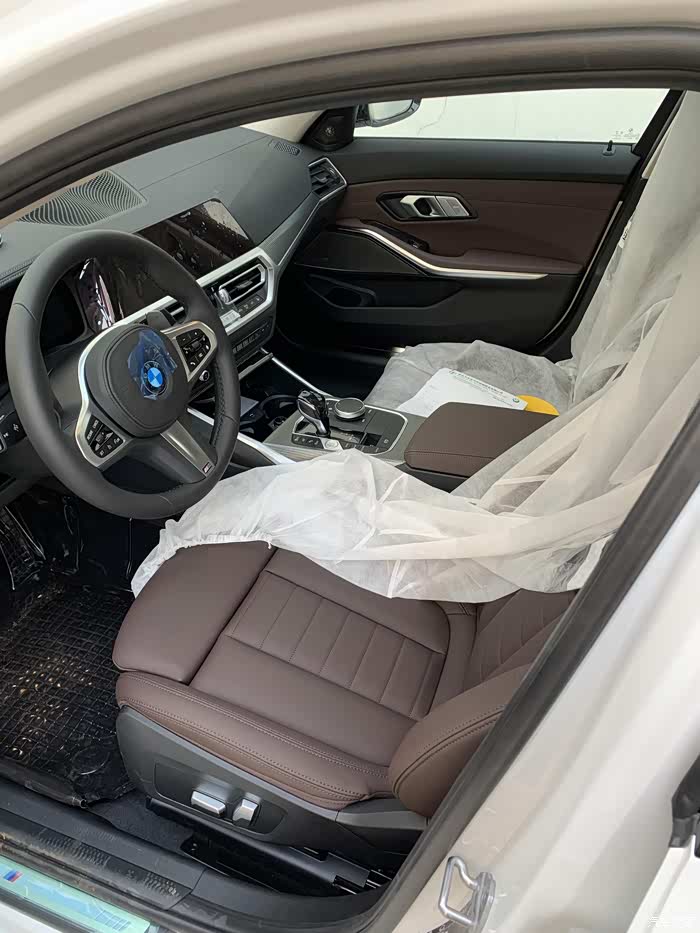 【图】【人生绕不开的3系】白外摩卡棕内 325i曜夜 提车作业_宝马3系
