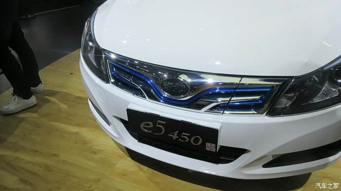 小身材大肚量国际车展比亚迪e5静态观赏