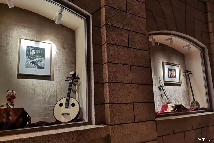 橱窗里陈列着许多老式的乐器,还有一些老艺术家的照片