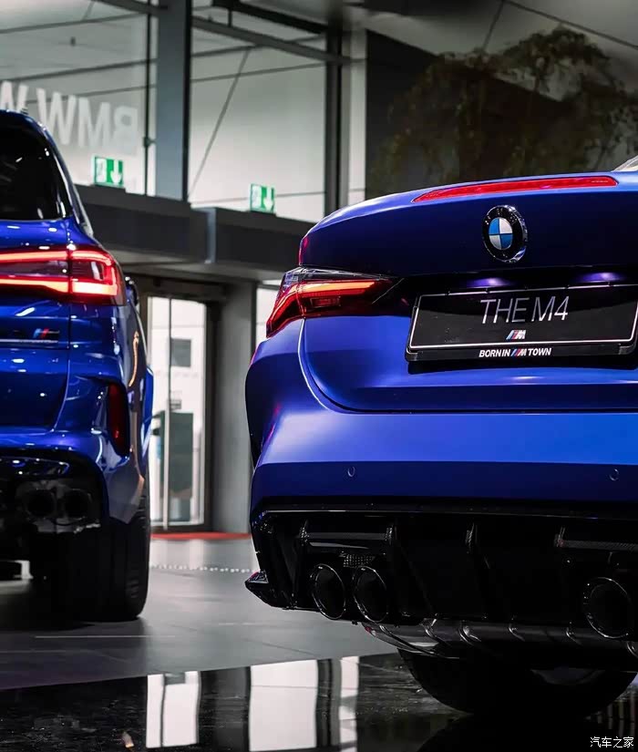 宝马m4实车外观采用了磨砂波尔蒂芒蓝涂装非常漂亮