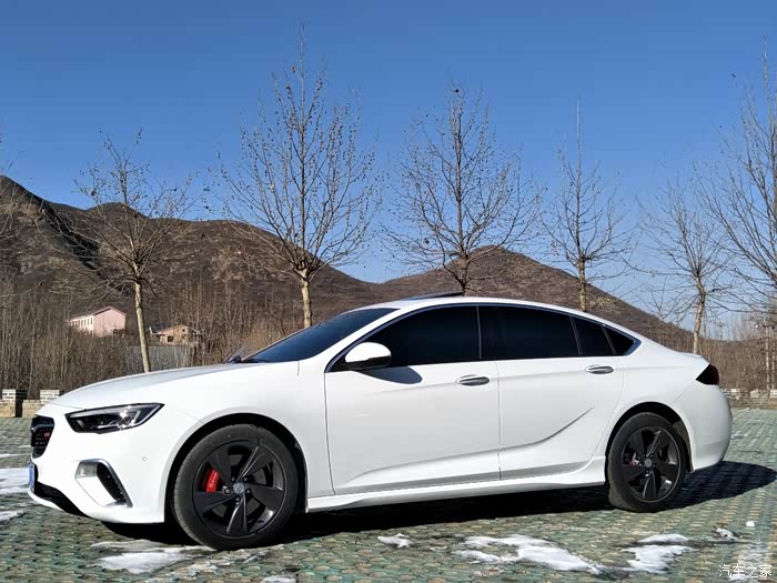 白色君威gs,白色耐看一点?