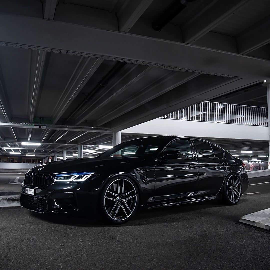 黑化的中期改款宝马m5,黑出了精神气!