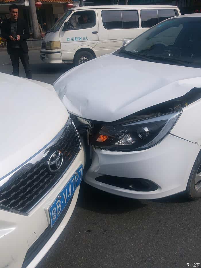 车祸啦,真倒霉啊,碰到个滴滴车.