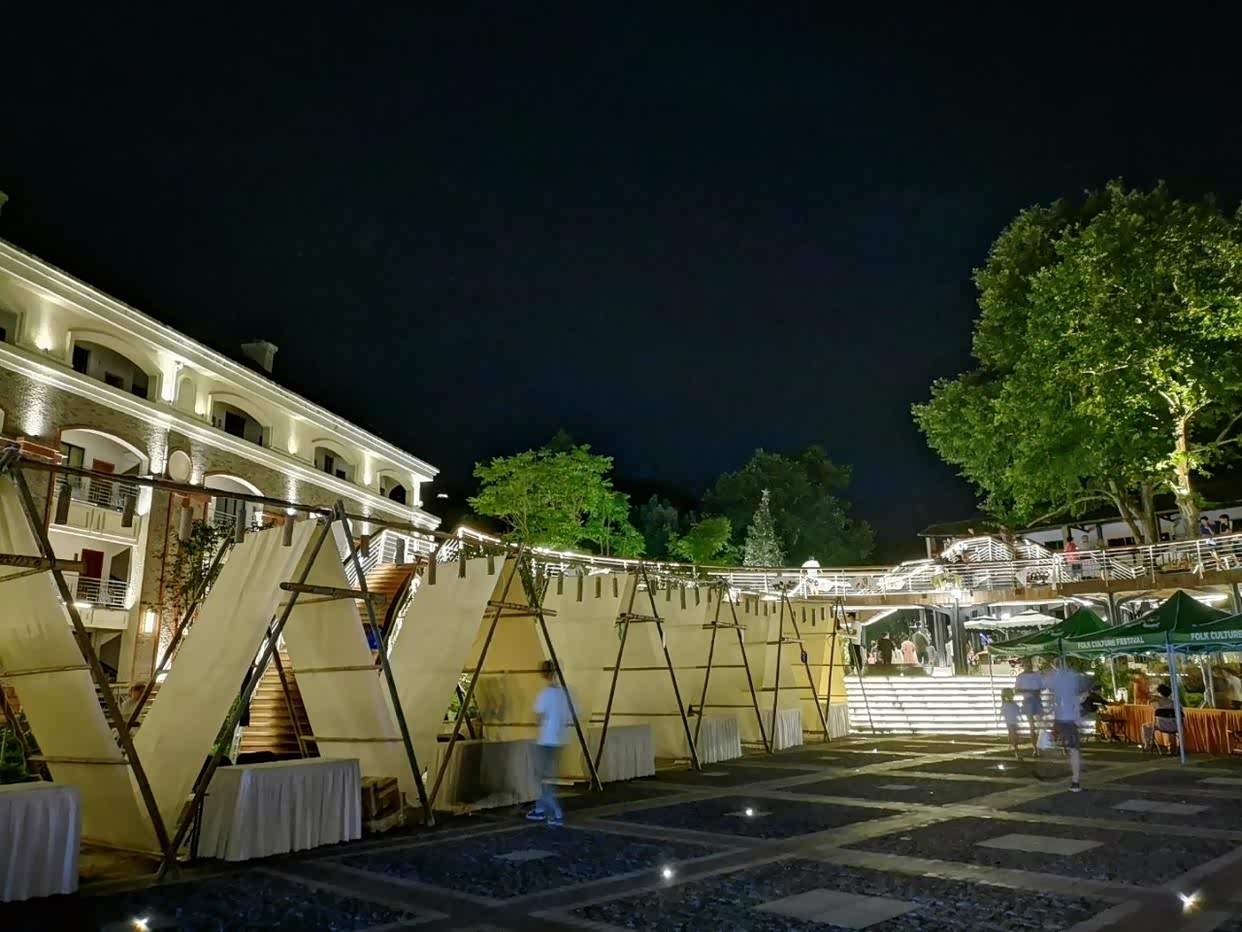 莫干山镇最繁华热闹的地方,也是夜景最美的地方.