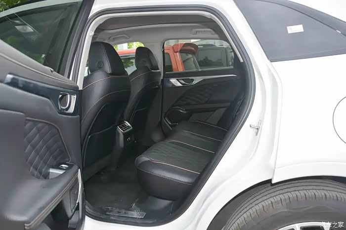 摩卡和unik的后排,你仔细对比一下就知道为什么感觉unik空间大了