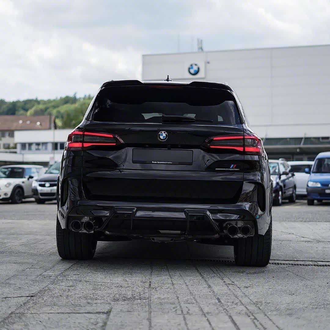 黑化的宝马x5m感觉气势上完全不虚大g