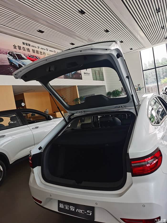 后备箱空间大,平时出门,买东西,旅游,装行李都行