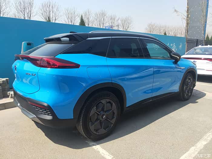 到店实拍蒂芙尼蓝双色车身的埃安lx