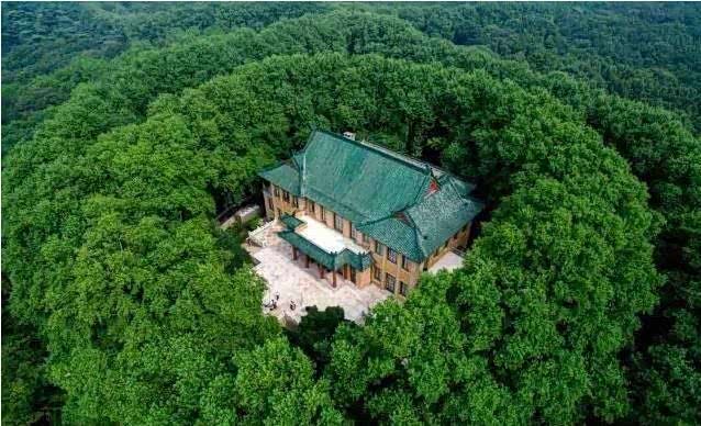 一到秋天和顶覆绿色琉璃瓦的美龄宫,形成一条绝美的宝石项链.