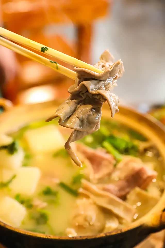 羊蝎子火锅,有羊肚有羊肉,真是好吃.