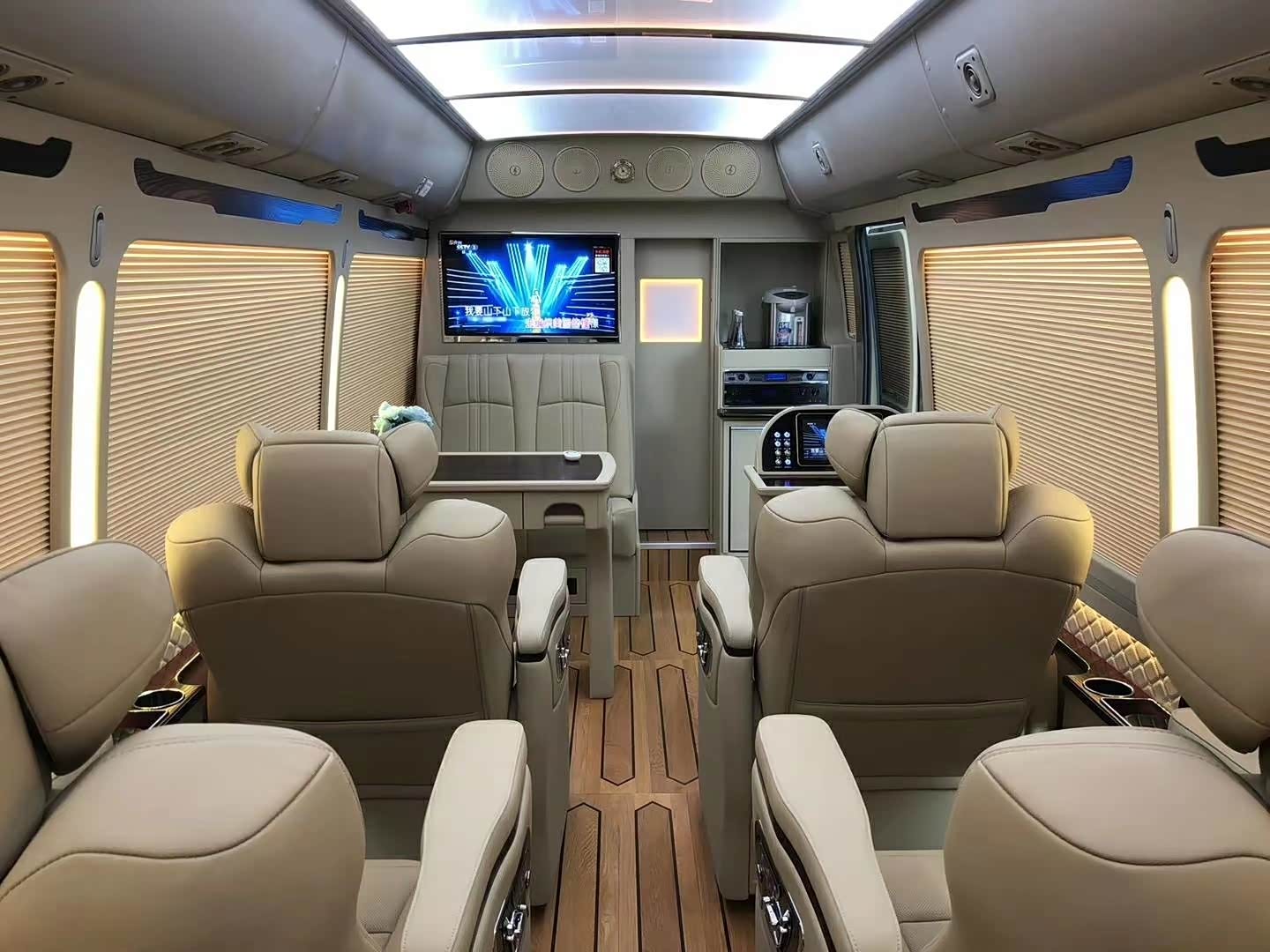 丰田考斯特,这哪是车啊,这就是个陆地头等舱啊!