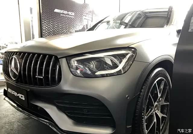 外观采用了哑光灰色车漆涂装尽显运动的奢华质感