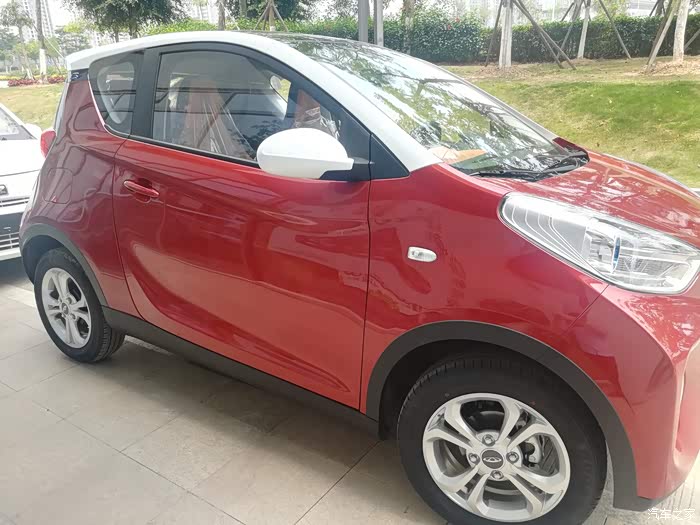 红色的奇瑞小蚂蚁视觉冲击