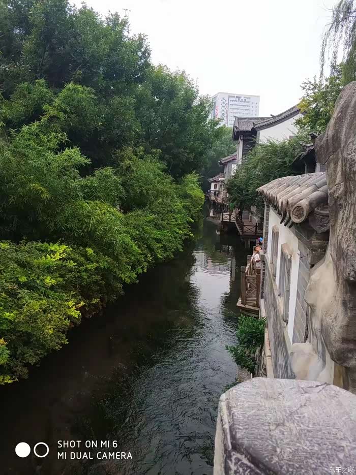 且向波间看玉亭趵突泉