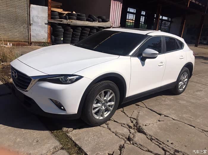 白色的cx4看起来更大气.