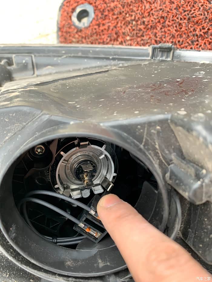 【图】有人知道新308远光灯怎么拆下来嘛_标致308论坛_汽车之家论坛