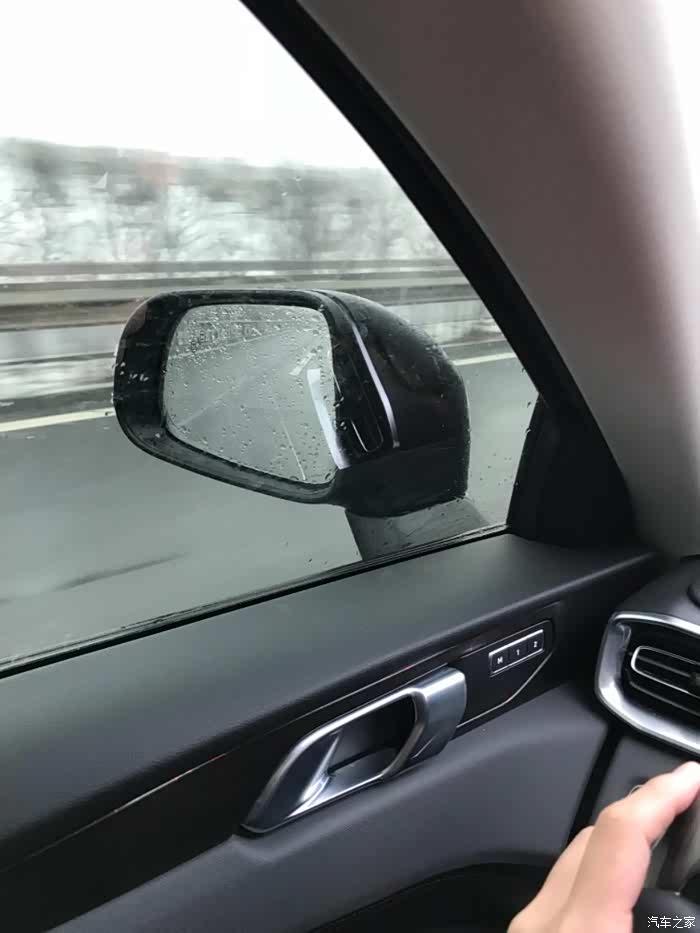 趁车速慢的时候拍了张后视镜,以为能看见后面的三号车,结果好惨,啥也