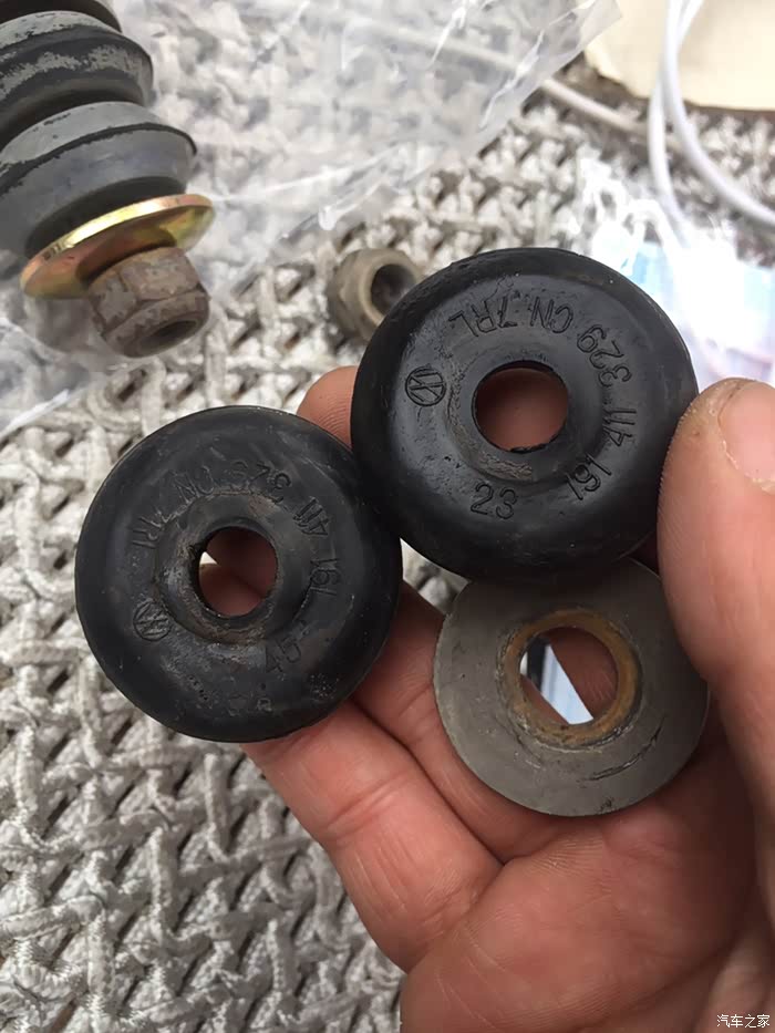 更换老捷达平衡杆中吊头,平衡杆开口胶