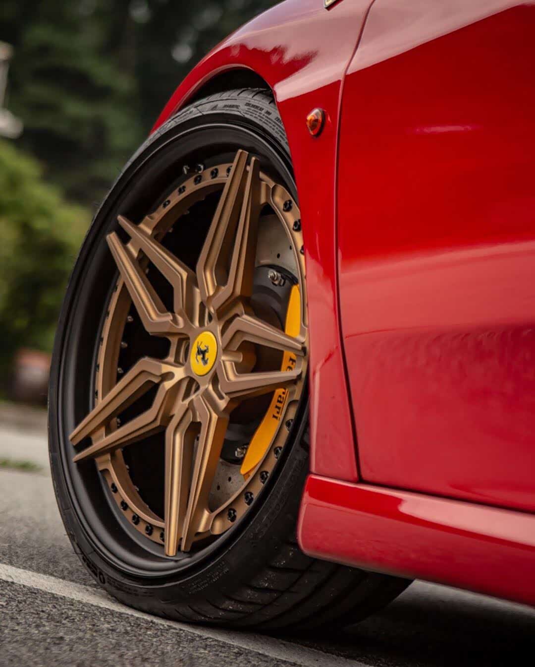 金色的轮毂造型很拉风