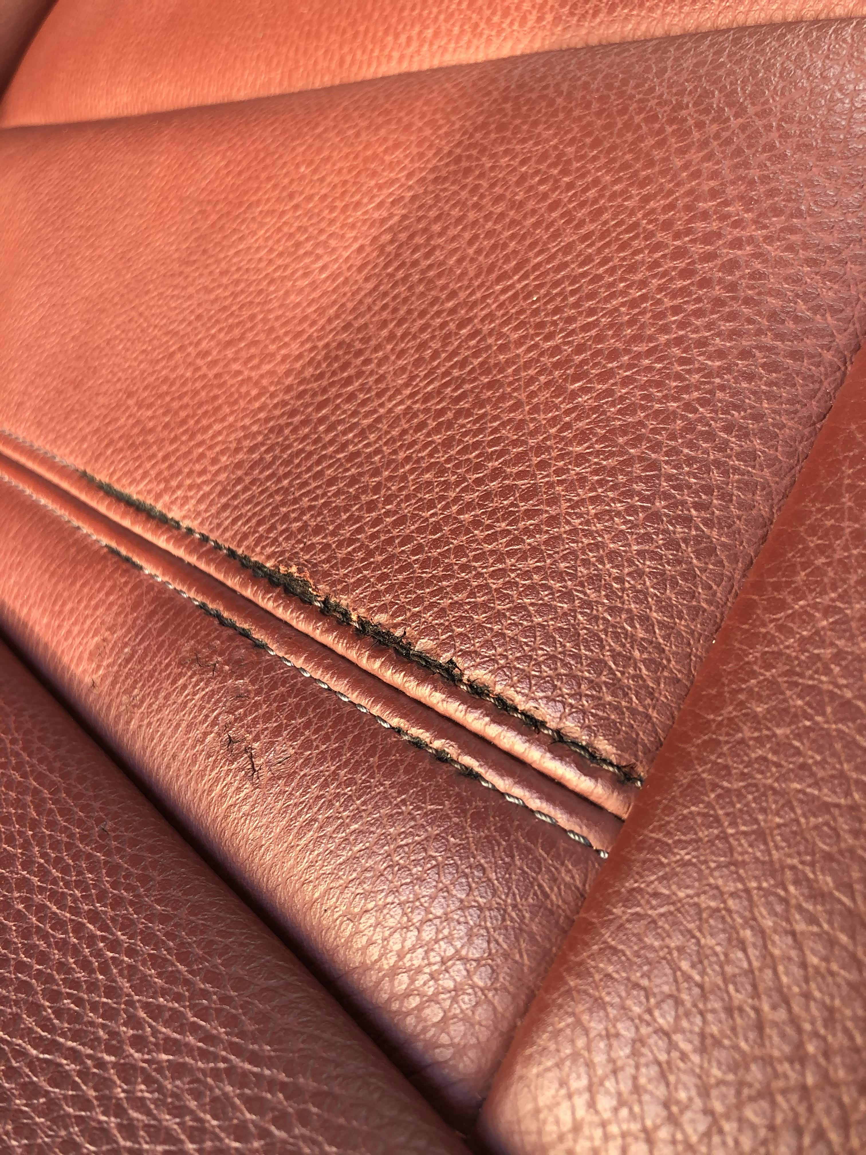 不省心的宝马座椅皮革开裂如图