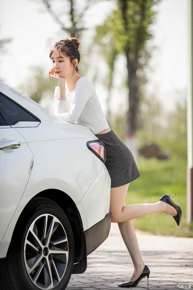 【媳妇当车模】上交"美腿大房&二房小白"的高清写真作业!