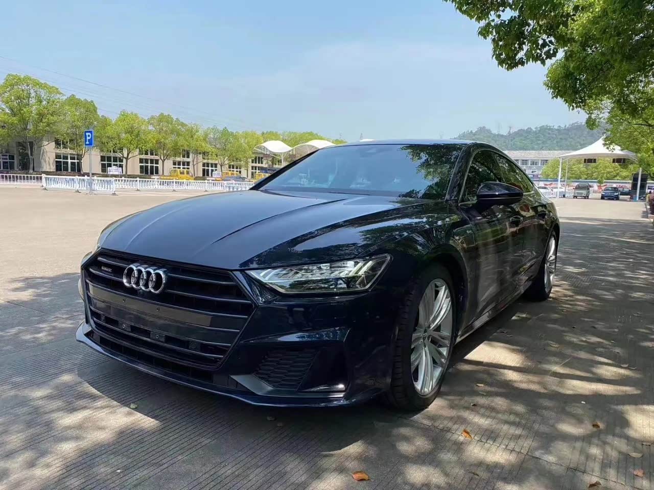 微贴:奥迪a7,苍穹蓝竞技版,带空气悬架 底盘升降,科技感强