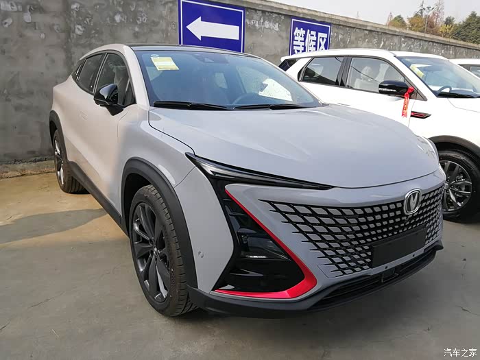 明媚的阳光下,这台水泥灰的引力展示出它独有的魅力!