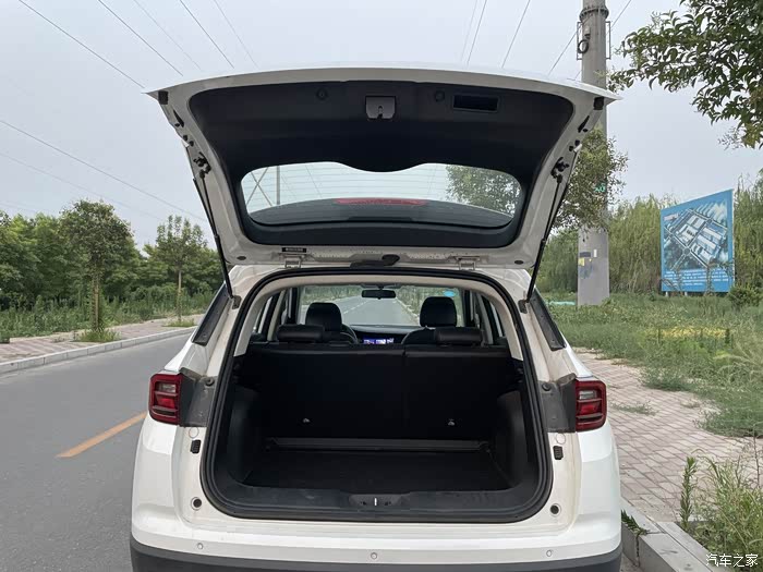 后备箱开口高,装卸行李方便,但是女生关后备箱门有点费劲.