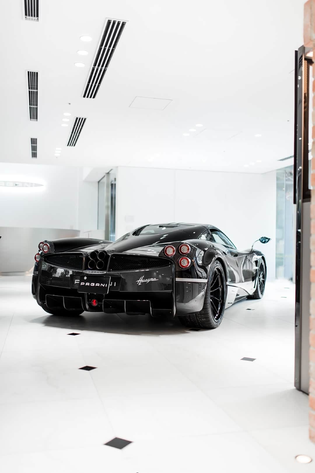 大量运用碳纤维,这就是帕加尼.