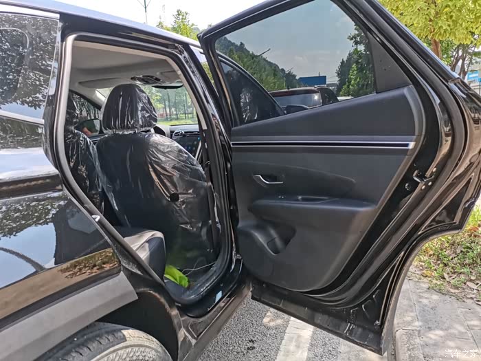 车门这种包裹设计很贴心,下雨天有效保护上下车不被弄脏裤子.