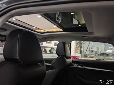这张拍的是高配车型的全景天窗,中低配是全景天幕