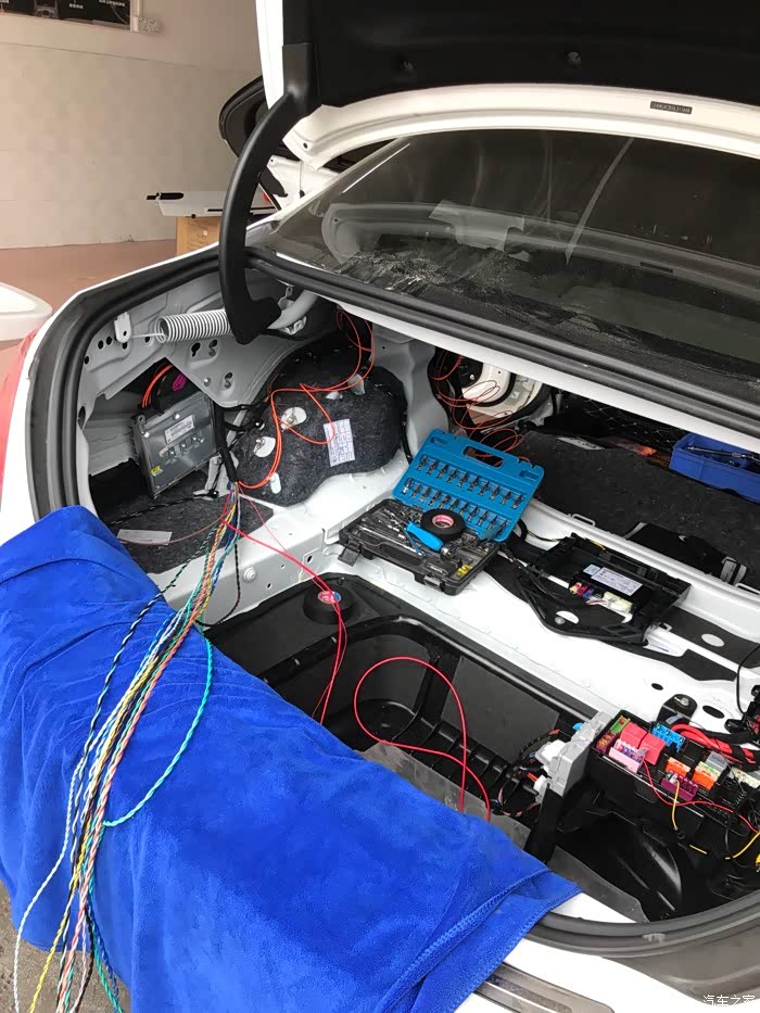 功放安装位置,然后每个车门都需要重新走线