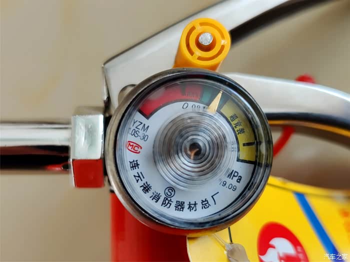 灭火器压力表,压力表指针在中间的绿色区域为正常.