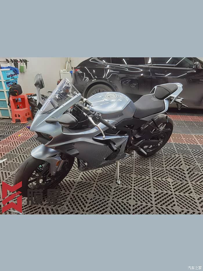 珠峰摩托车贴膜改色看看效果