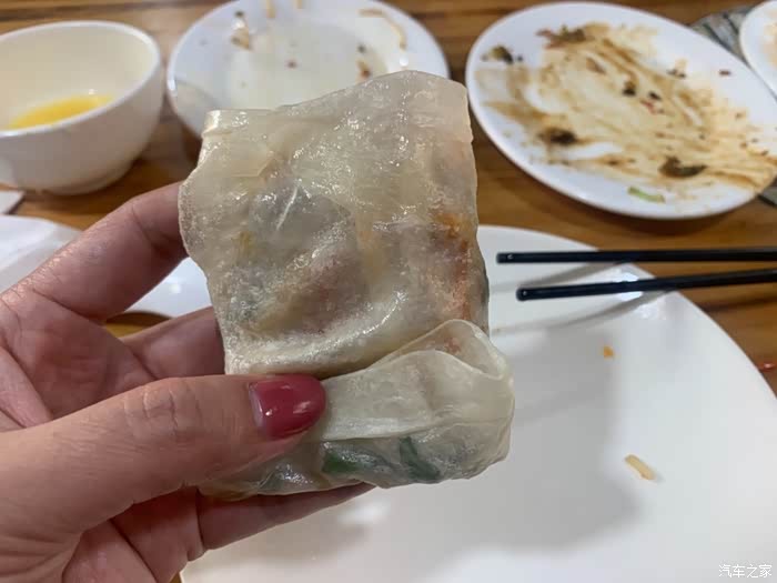 这种包春饼的饼都是现做的,这种饼薄一点,都透明了.