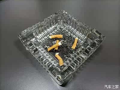 烟灰缸使用中的常态是这样的,由于水晶玻璃表面光滑,倒掉烟头后,再用