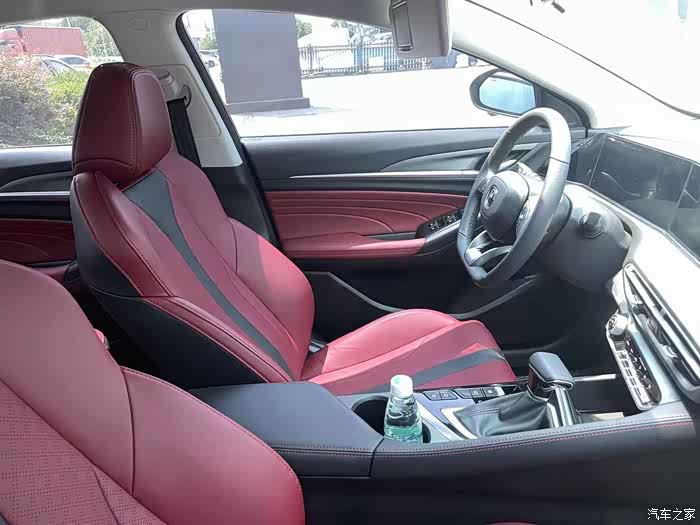 0 逸动论坛 偶遇长安汽车逸动plus没想到里面也是红黑拼色的内饰吵 