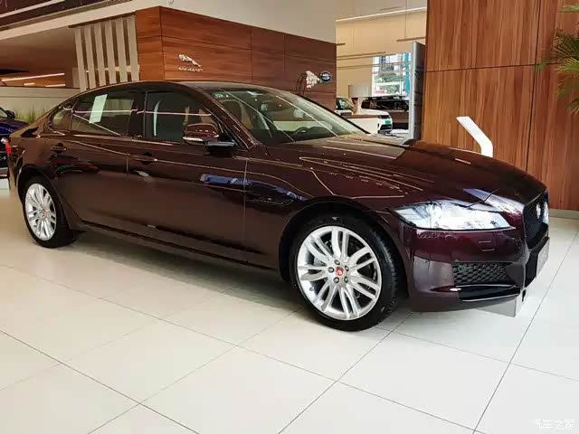 外观方面,捷豹xfl的前脸造型时尚,剧场红的车身颜色.