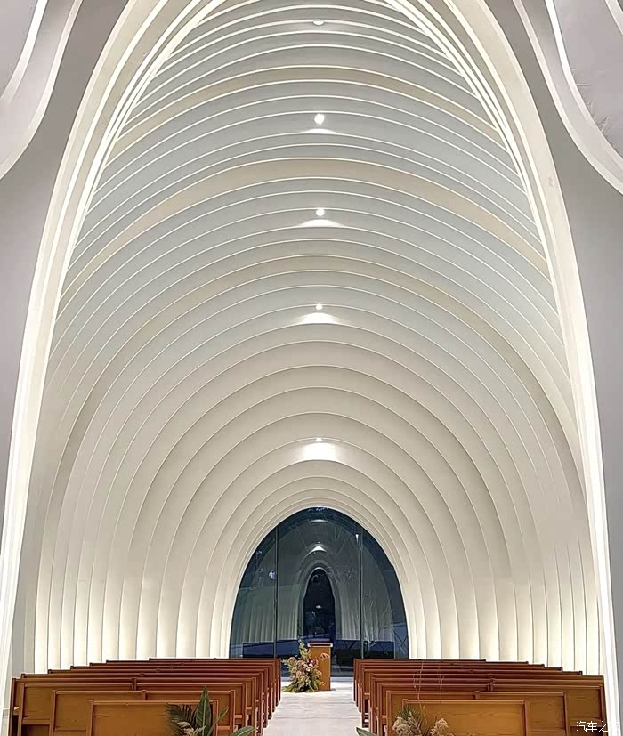 山林中的白色礼堂安静又浪漫